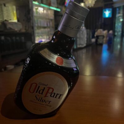 お疲れ様です ウイスキーのオールドパーは、 ボトルの角っこを…
