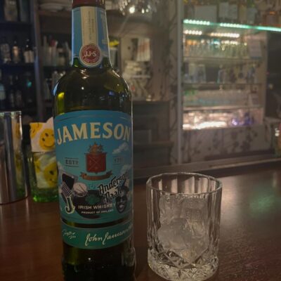 今日は、軽めに一杯いきたい方に **ジェムソン**をおすすめして…